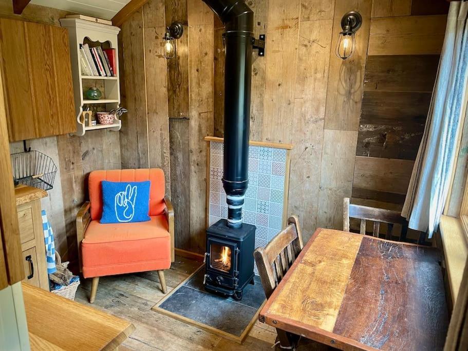 Apartamento The Walnut Wagon In The Heart Of Mells. Frome Exterior foto