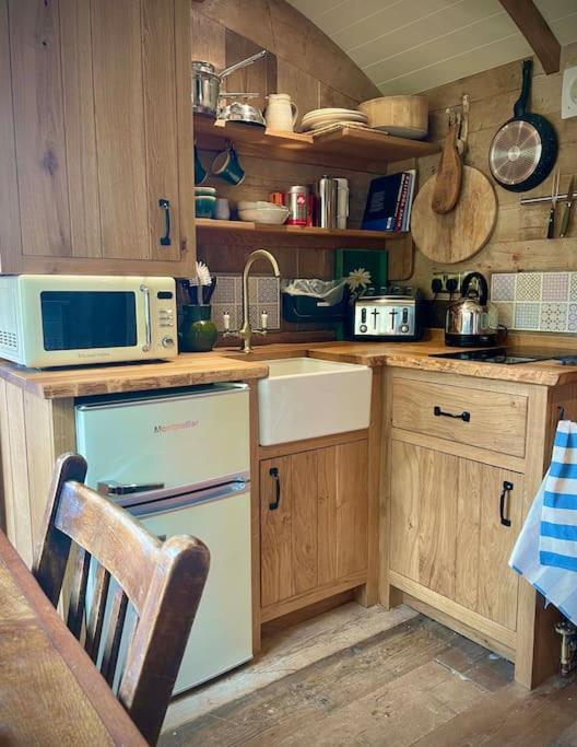 Apartamento The Walnut Wagon In The Heart Of Mells. Frome Exterior foto
